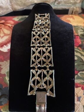 Vintage Coro Pegasus gold tone plating bracelet 7" long